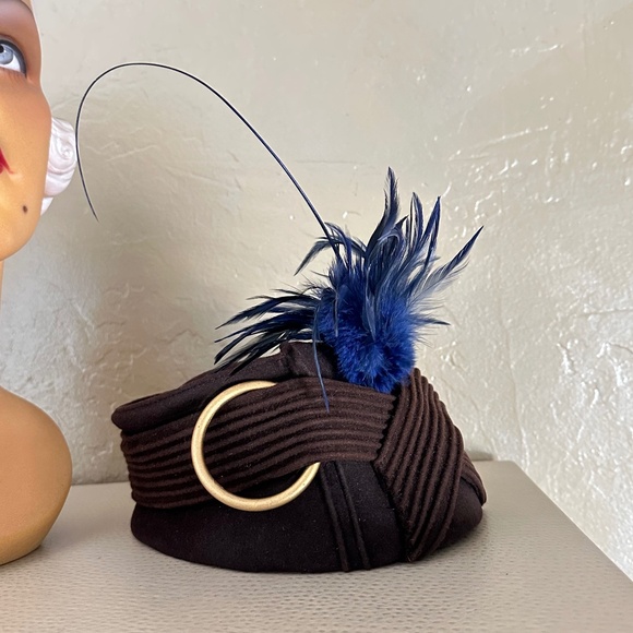 ELABORATE 1940s\' BROWN FELT TOQUE + TOPSTITCHING, 2 GOLD RINGS & BLUE FEATHERS main image 4